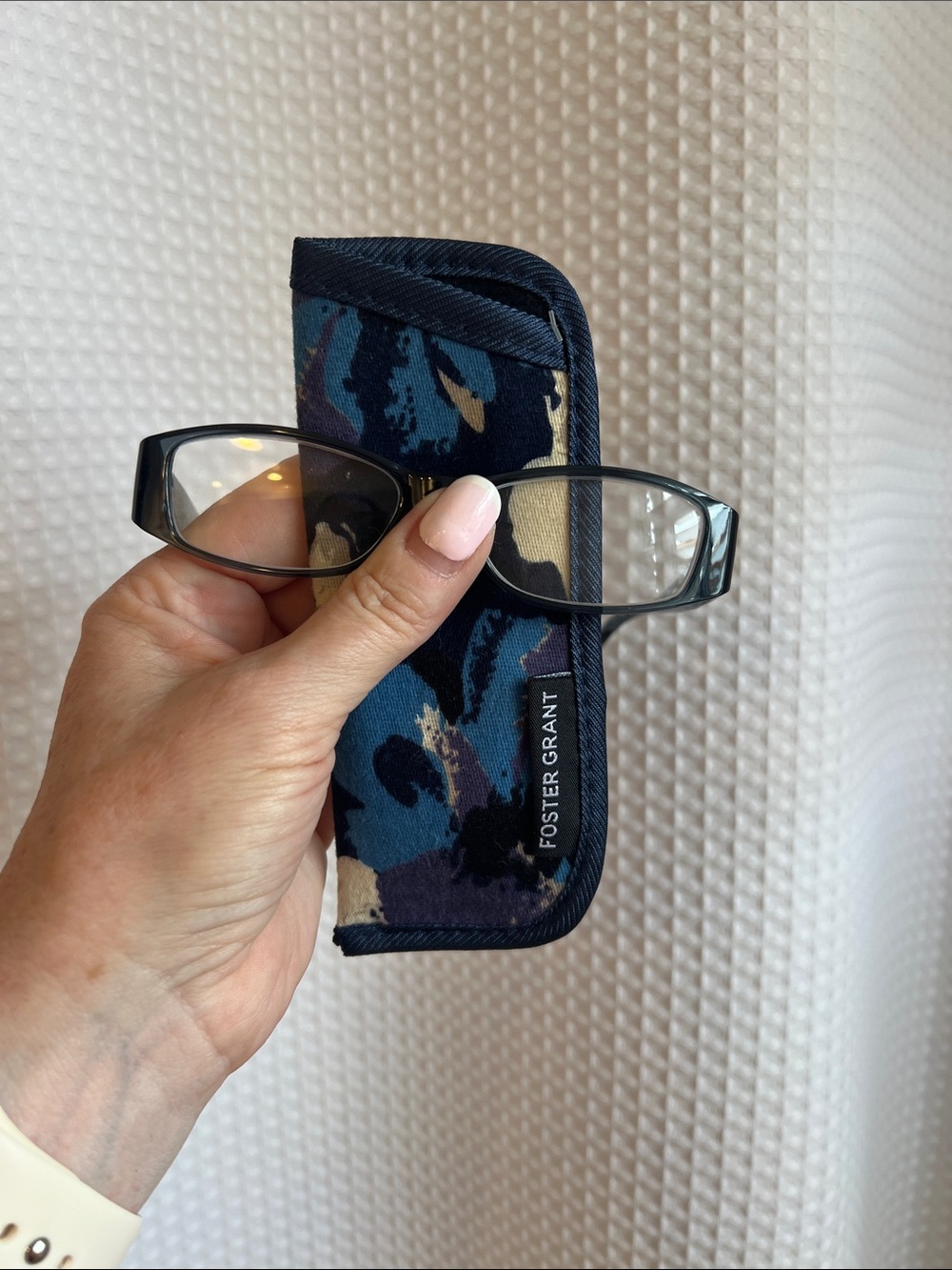 Foster Grant Men’s Dark Blue Rectangular Reading Glasses with Patterned Sleeve